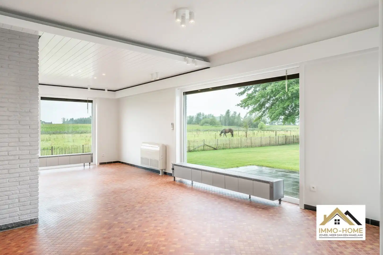 Ruime woning met magazijn en open zicht op topligging foto 8