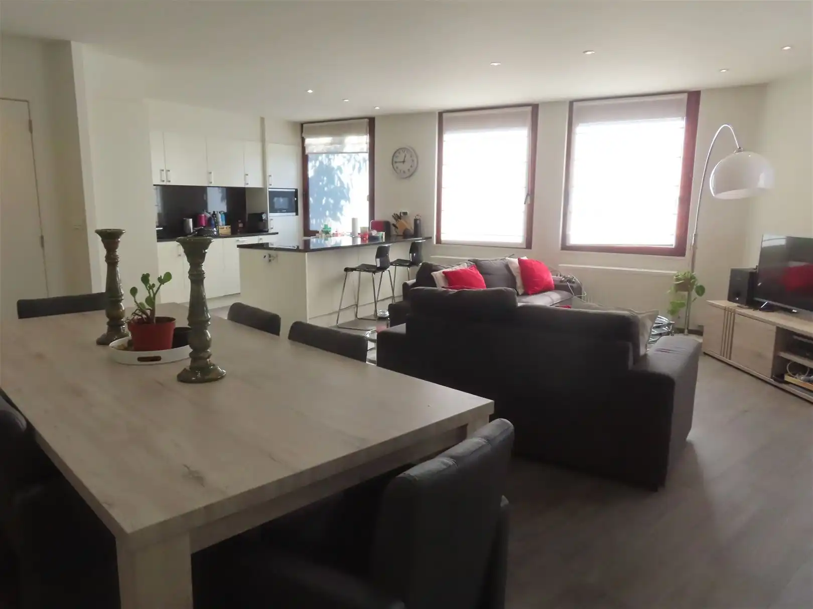 Gemeubeld 3 slaapkamerappartement met parking! foto 6