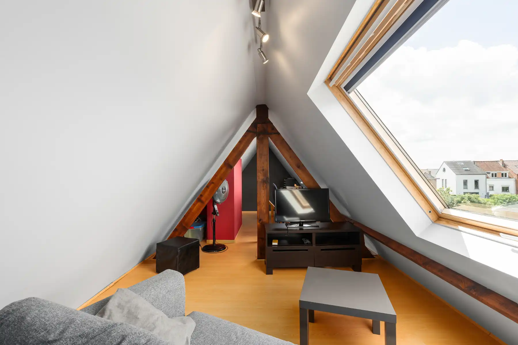Gezinswoning met 2 slaapkamers, zolder, grote tuin en garage foto 26