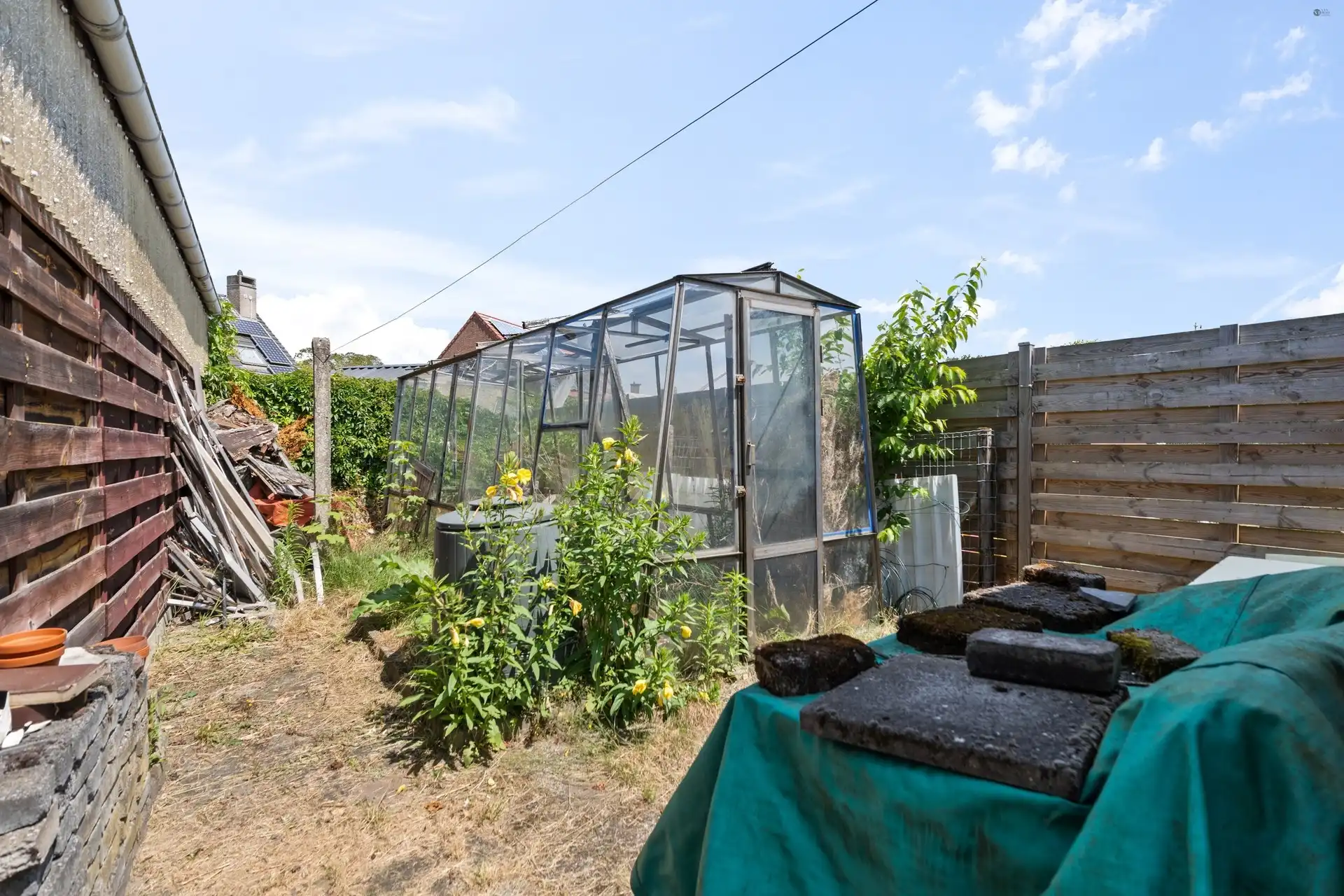 Te renoveren Half open bebouwing op eeen gunstige locatie foto 24