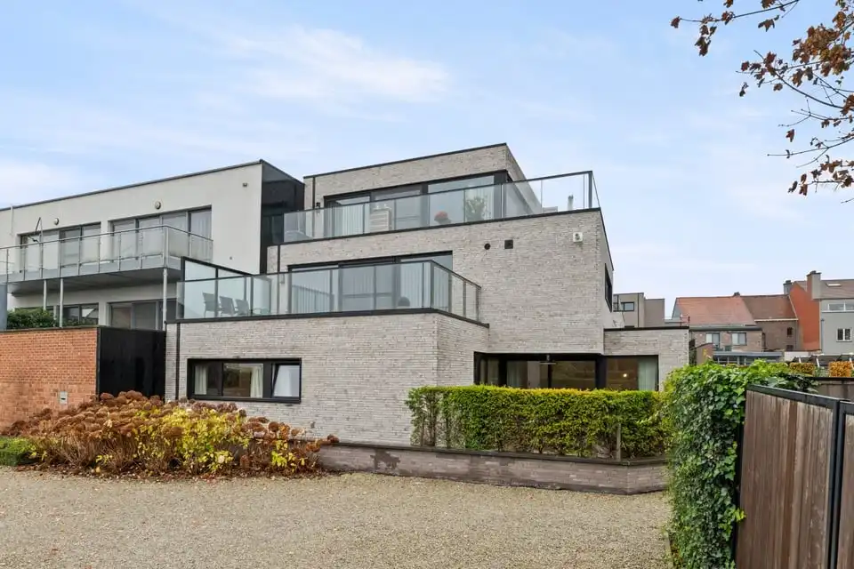 MODERN GELIJKVLOERS APPARTEMENT MET TERRAS EN STAANPLAATS IN SINT-TRUIDEN foto {{pictureIndex}}