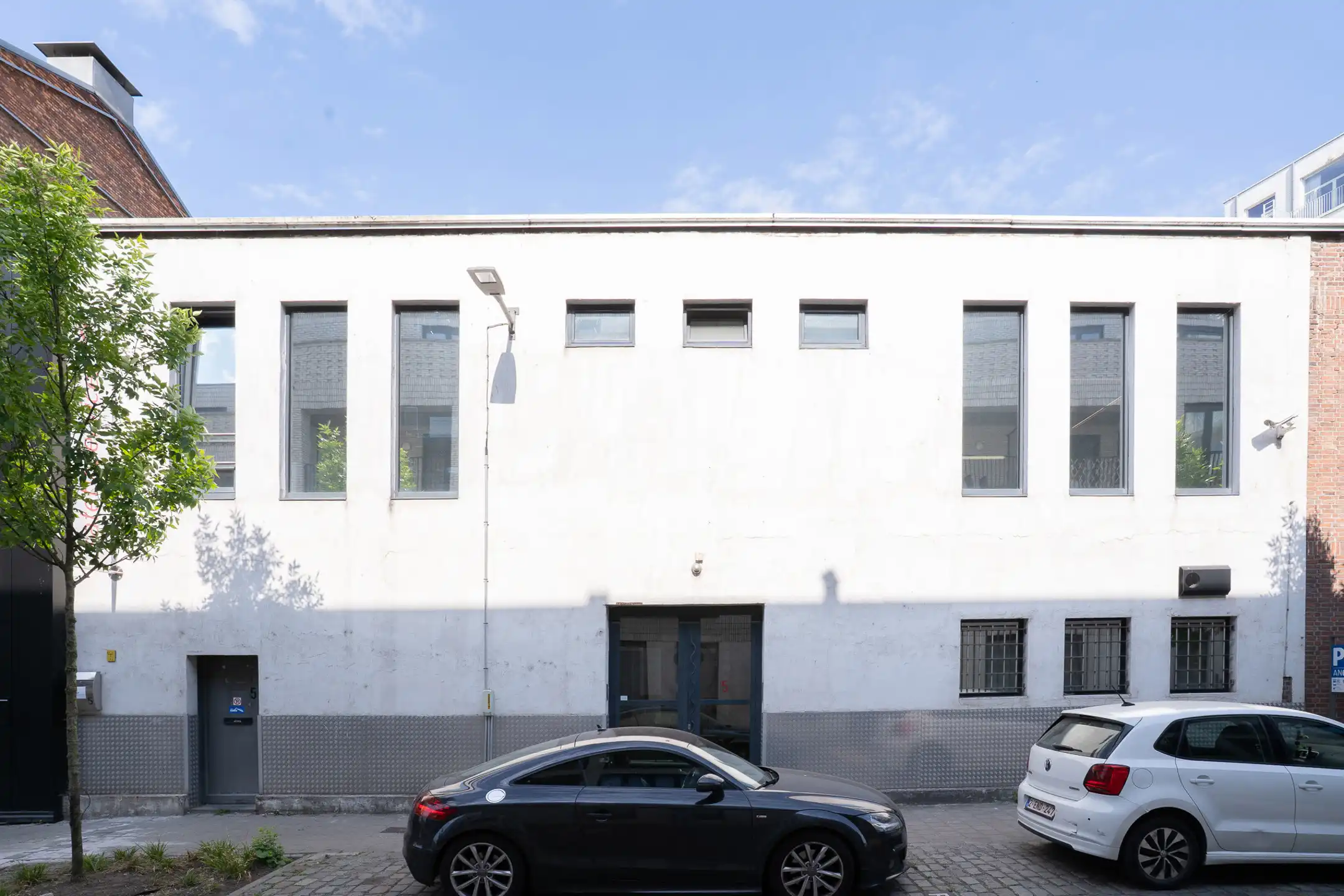 Instapklare kantoorruimte/showroom/atelier te huur foto {{pictureIndex}}