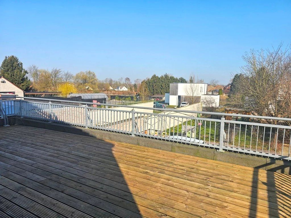Ruim apaprtement met 3 slaapkamers en groot terras. foto 16