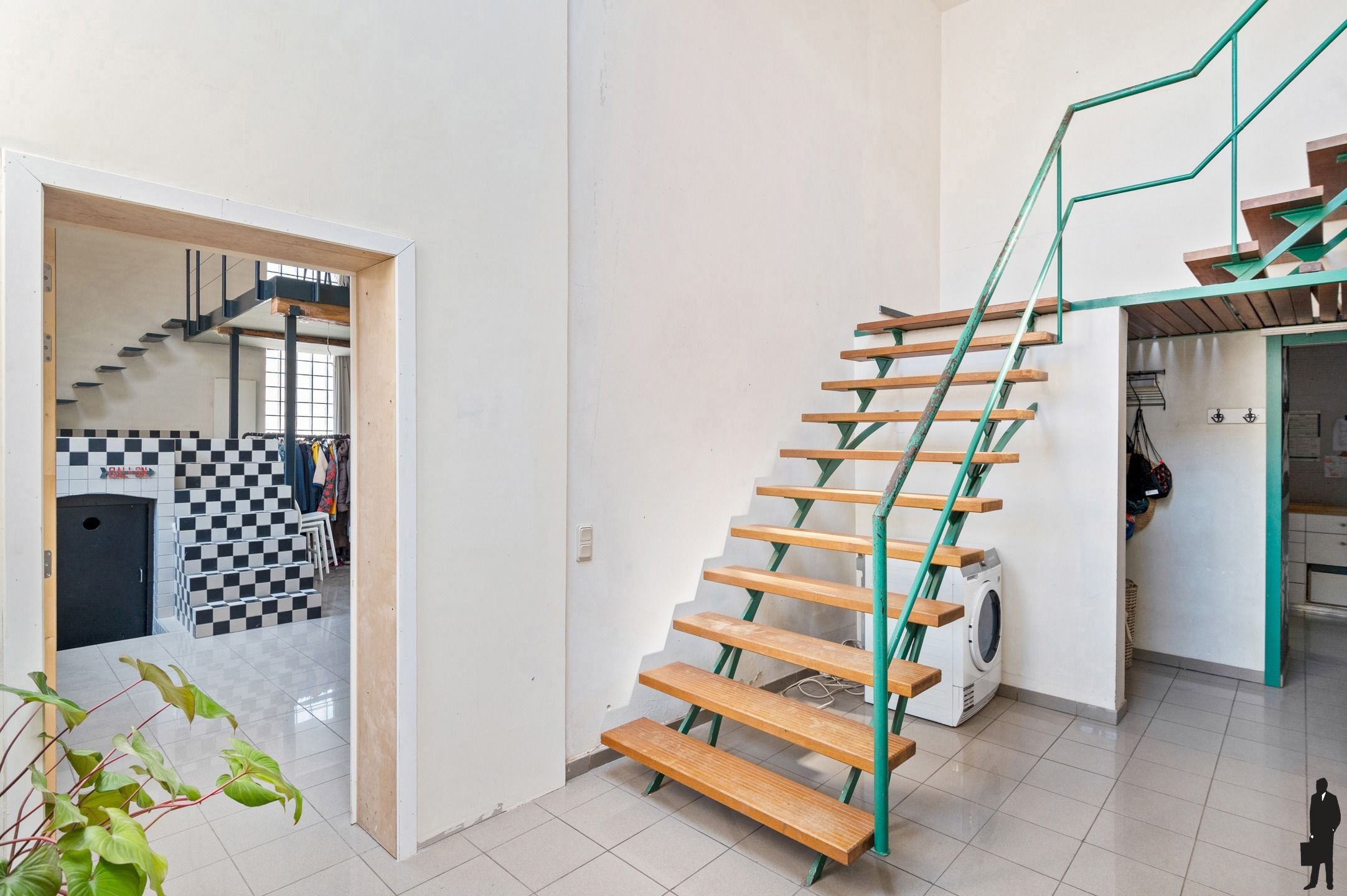 Unieke te renoveren hoevewoning met mooie parktuin foto 21