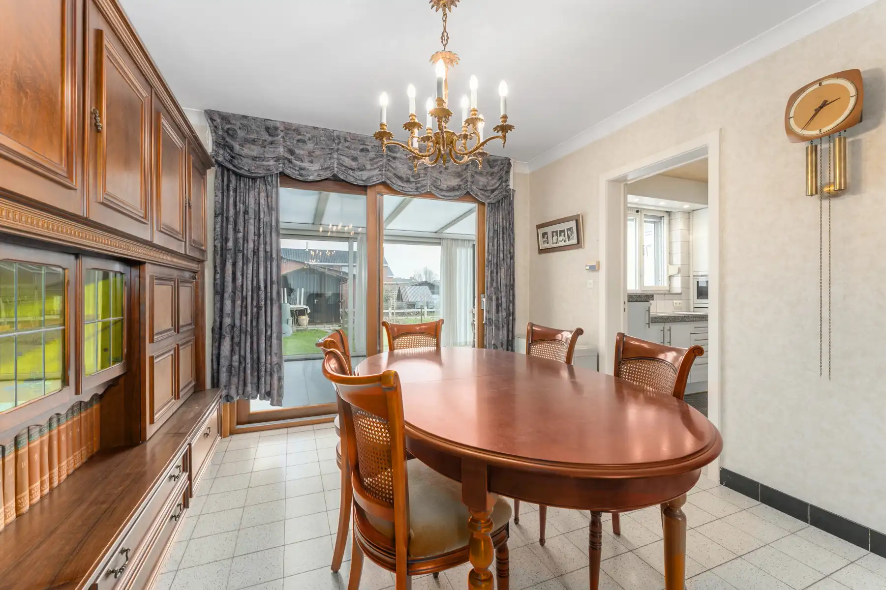 Lichtrijke ruime hoekwoning met 4 slaapkamers, veranda en garage foto 8