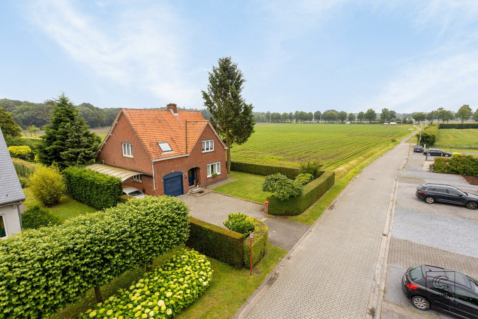 Ruime woning met bew. opp. van 250 m², 4 slpk's op 1405 m² op een schitterende locatie te Wijnegem! foto 2