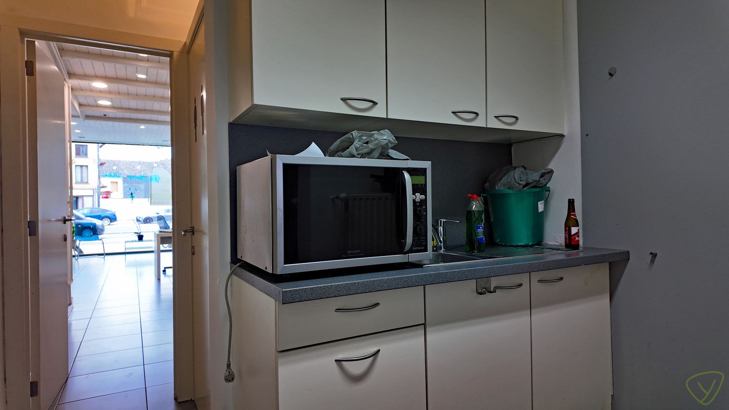 Ruime handelsruimte gelegen op de Markt van Eeklo! foto 6