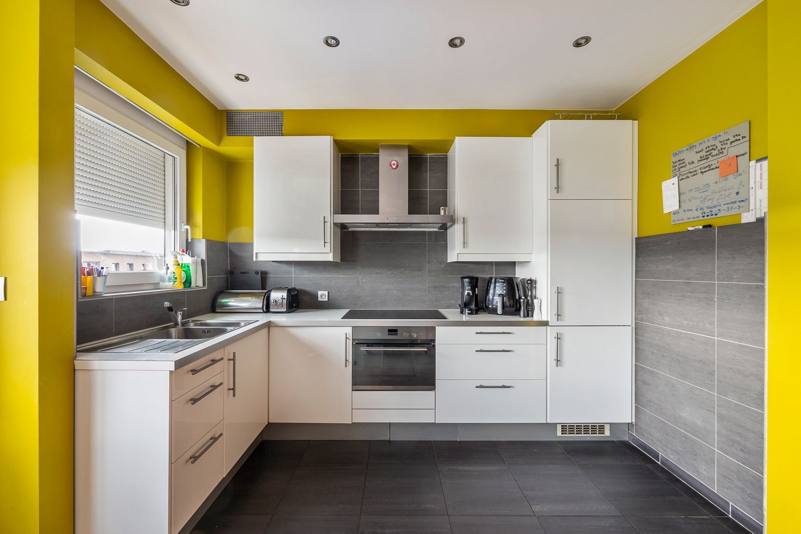 Ruim tweeslaapkamer appartement met garagebox in Hoevenen! foto 3