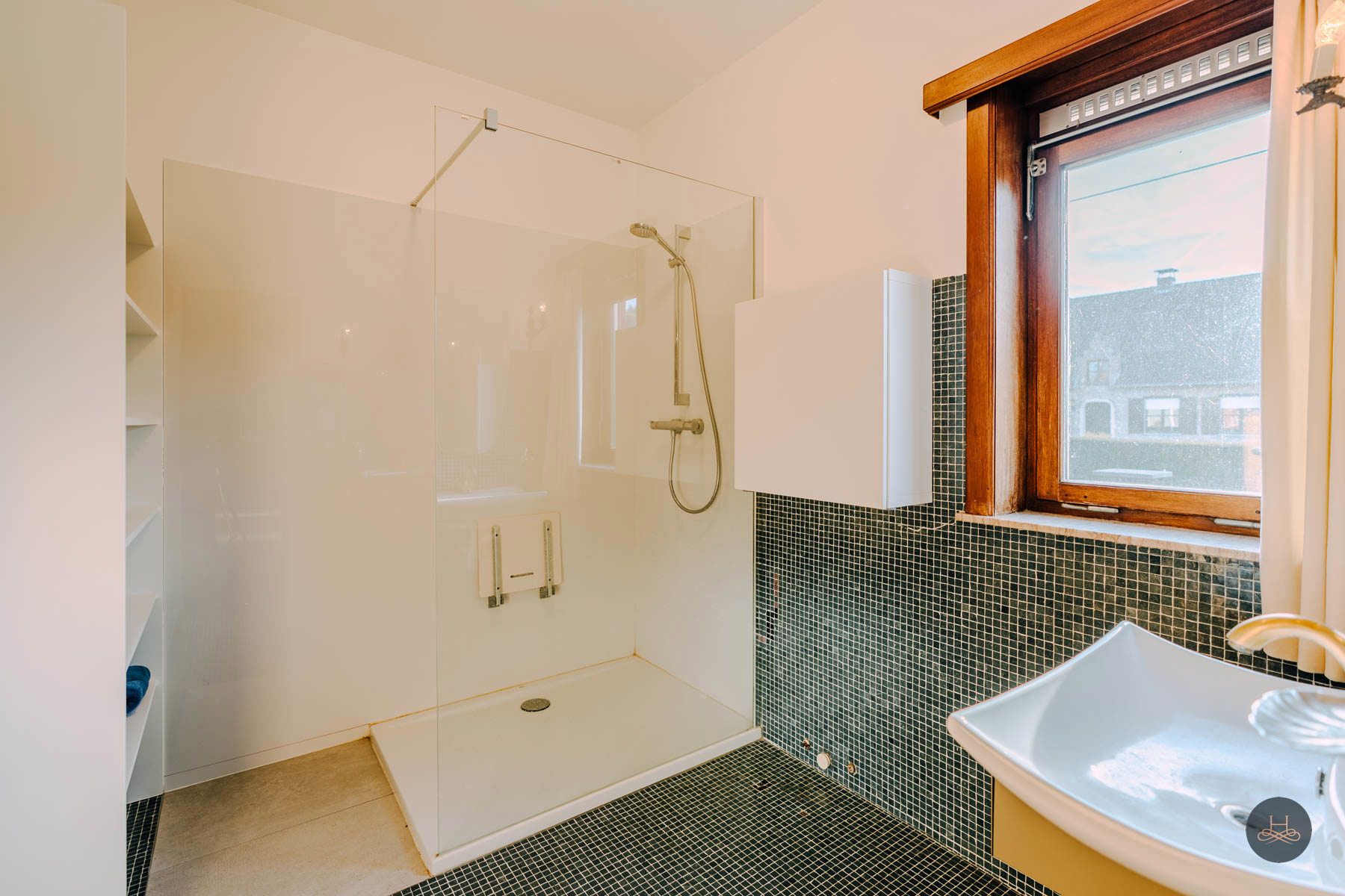 Zéér ruime gezinswoning met karakter en potentieel met tuin foto 17