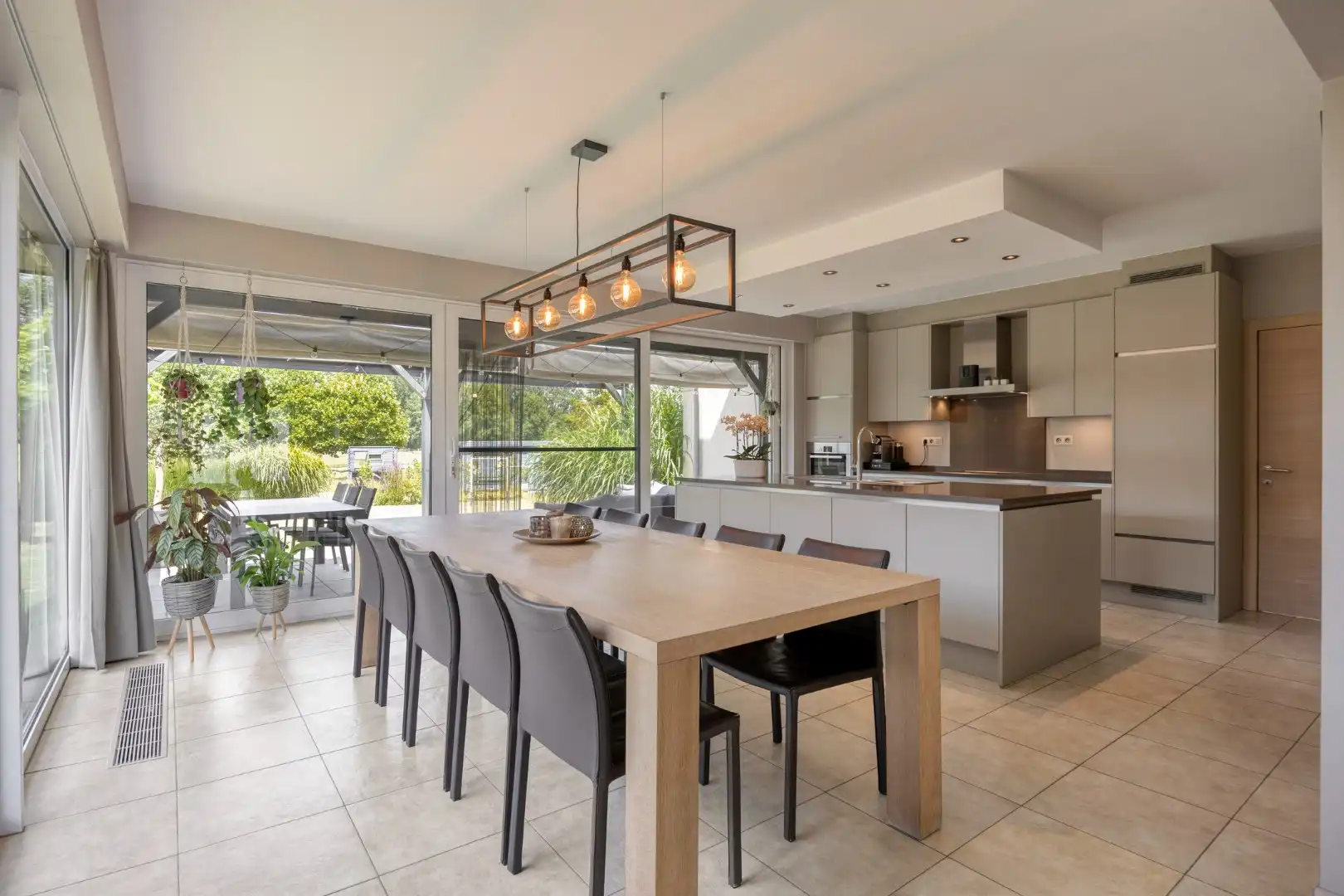 Ruime instapklare woning met 3 slpks op een perceel van 1.251 m² met prachtig uitzicht op achterliggend groen !  foto 6