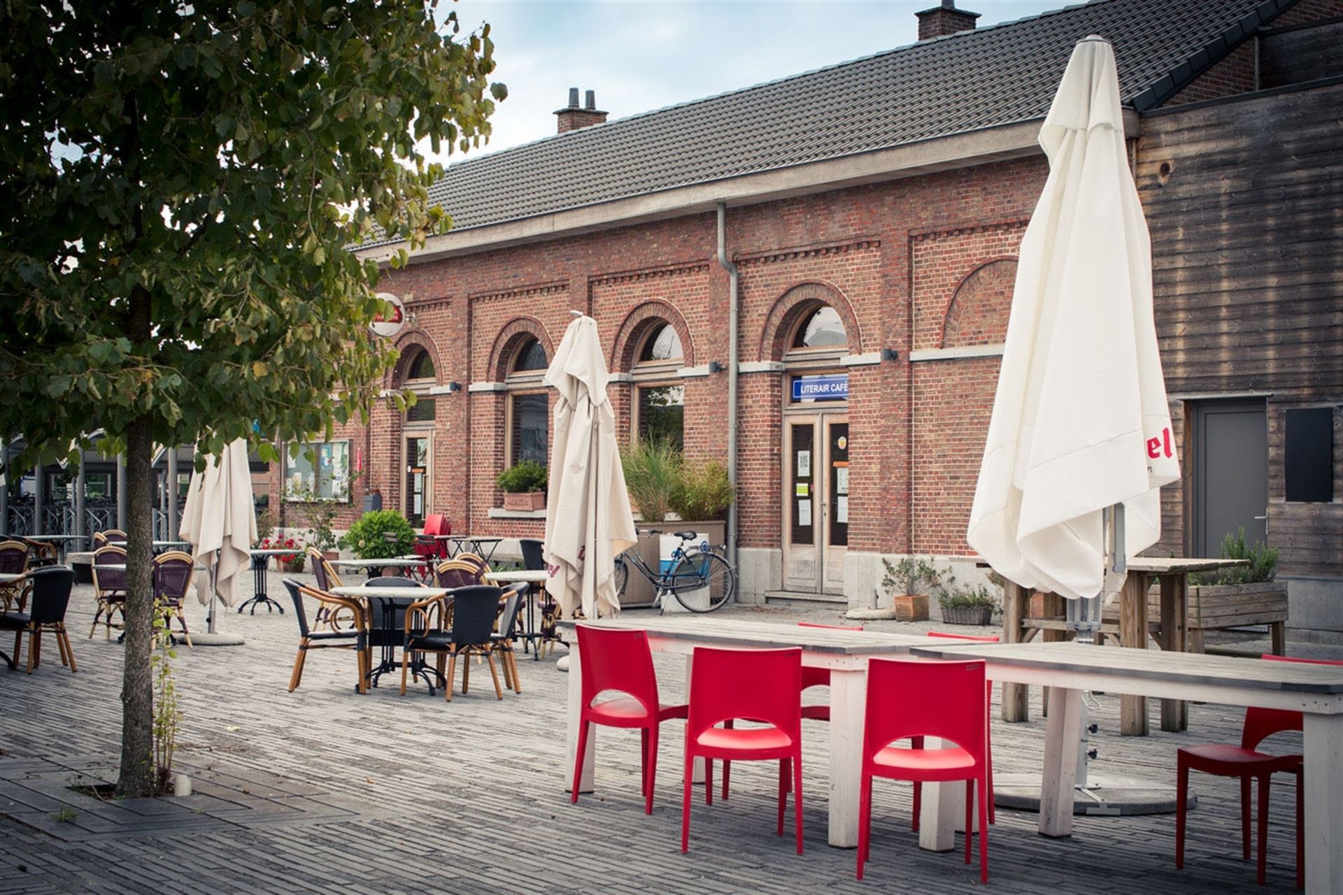 Prachtig stationsgebouw met populaire handelszaak, loft en studio te Berlaar foto {{pictureIndex}}