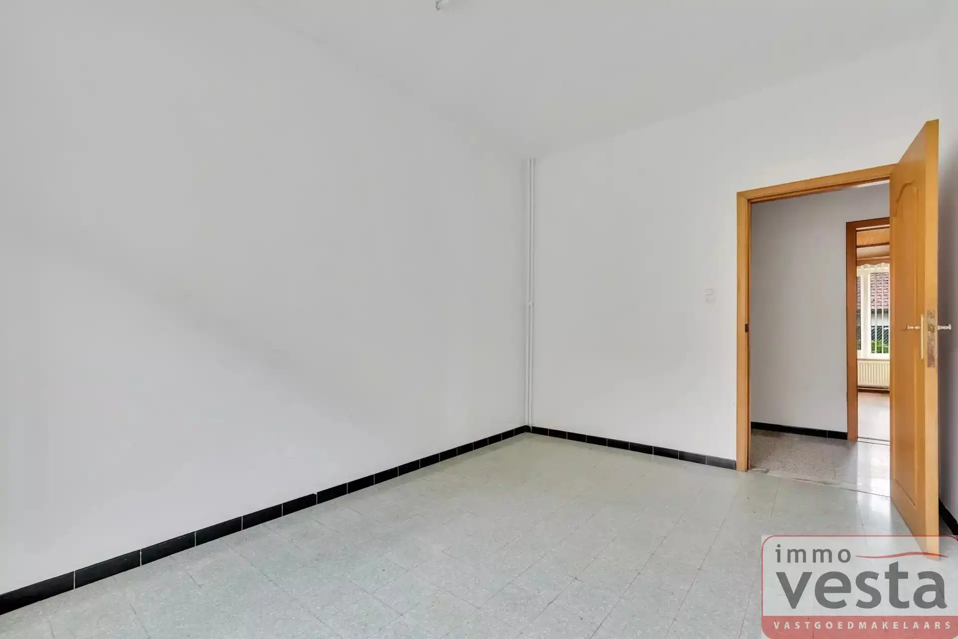 Bungalow met vier slaapkamers, inpandige garage en ruime tuin in Kortessem foto 7