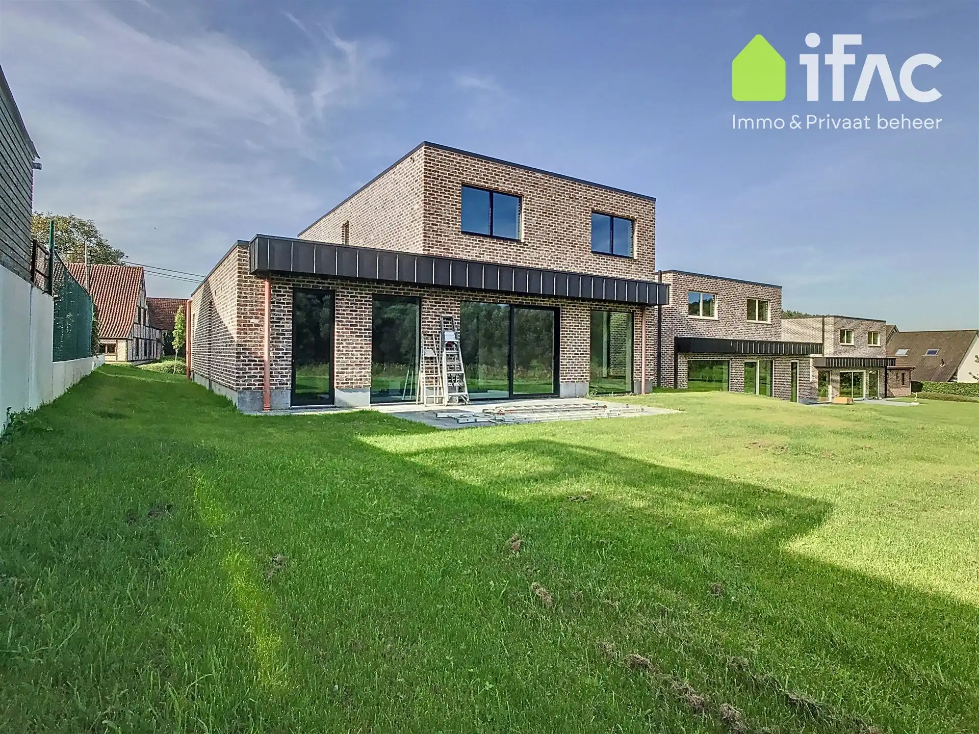 Villa met 4 slaapkamers, 2 badkamers en een grote tuin foto 3