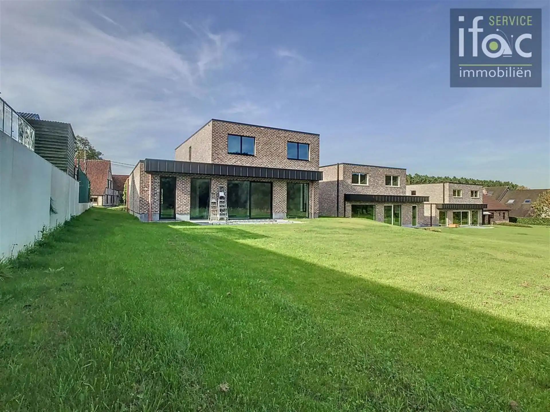 Villa met 4 slaapkamers, 2 badkamers en een grote tuin foto 3