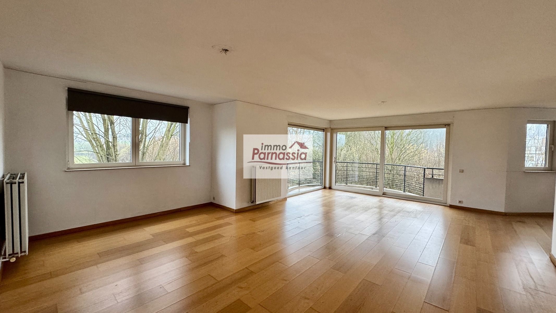 Zeer aangenaam en centraal gelegen 3 slaapkamer appartement  foto {{pictureIndex}}