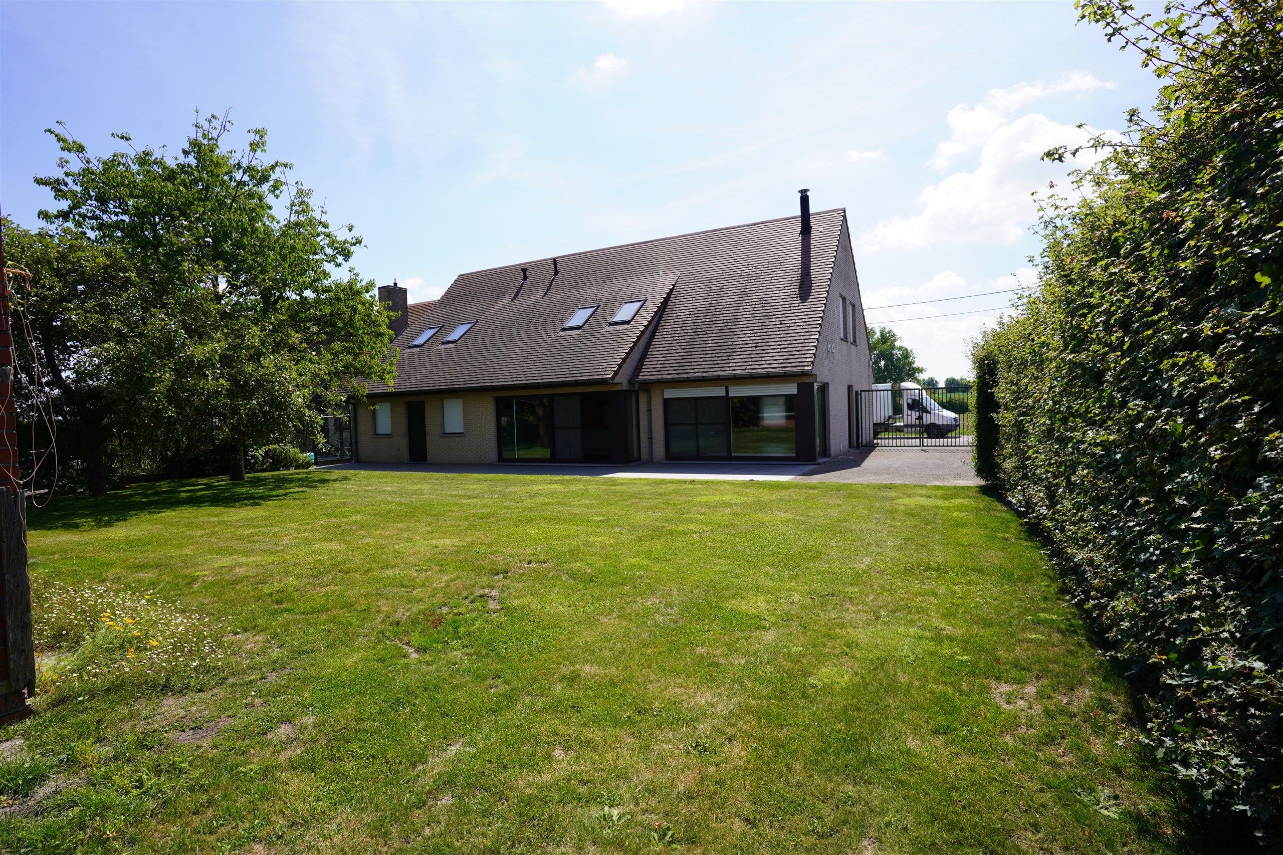 Kloeke en degelijke halfopen villa met landschappelijke verzichten!  foto 3