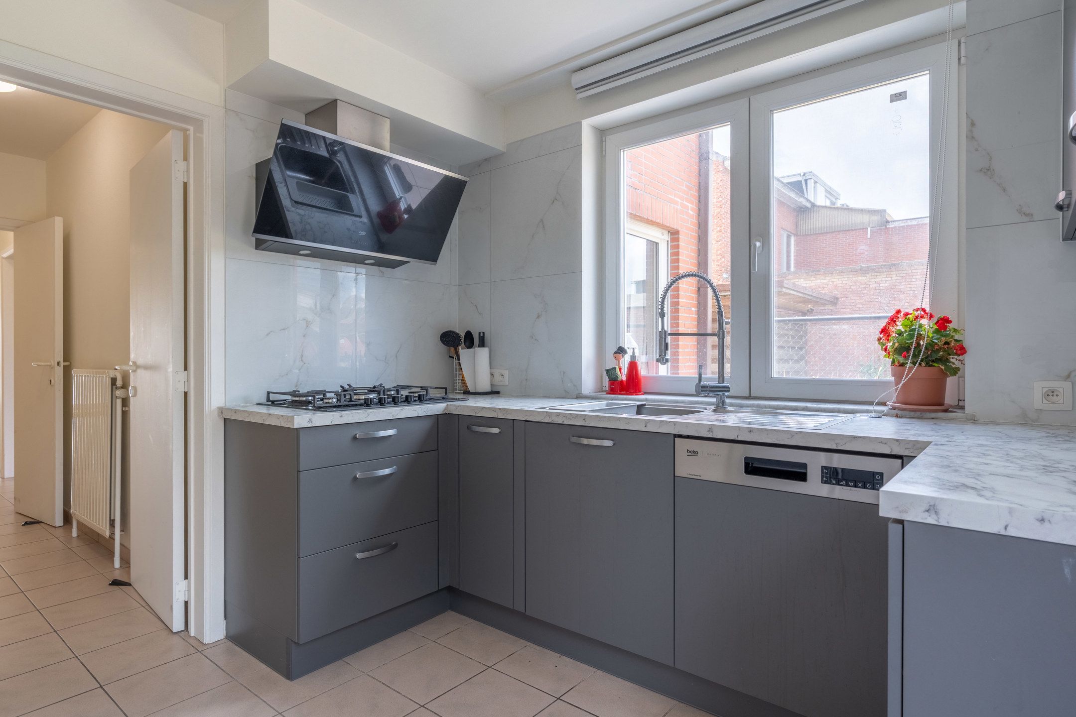 Volledig vernieuwde  woning/kantoor/handelspand met 5 slpks foto 34