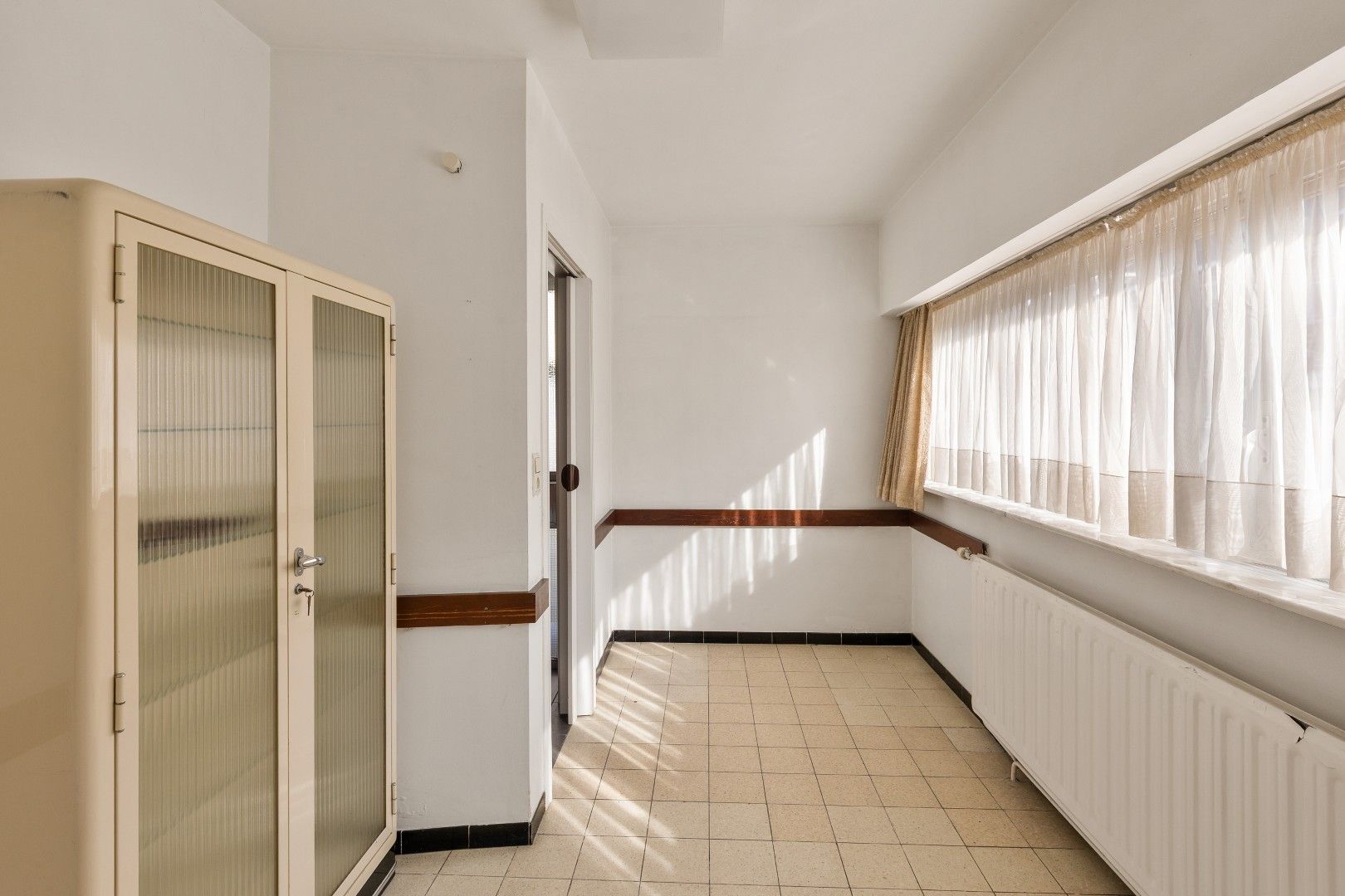 Karaktervolle voormalige dokterswoning met praktijkruimte, lift, dubbele garage, 5 SLPK. en grote tuin foto 16