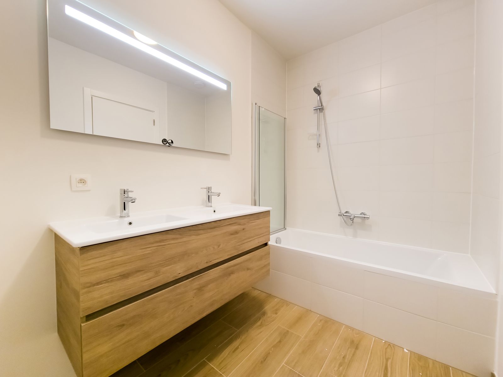 Ongemeubeld 1 slaapkamer app. met mooi terrras foto 8