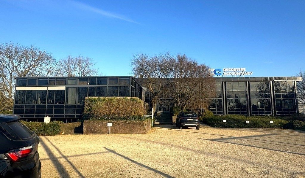 Instapklare kantoren te huur aan afrit E40 in Drongen foto {{pictureIndex}}