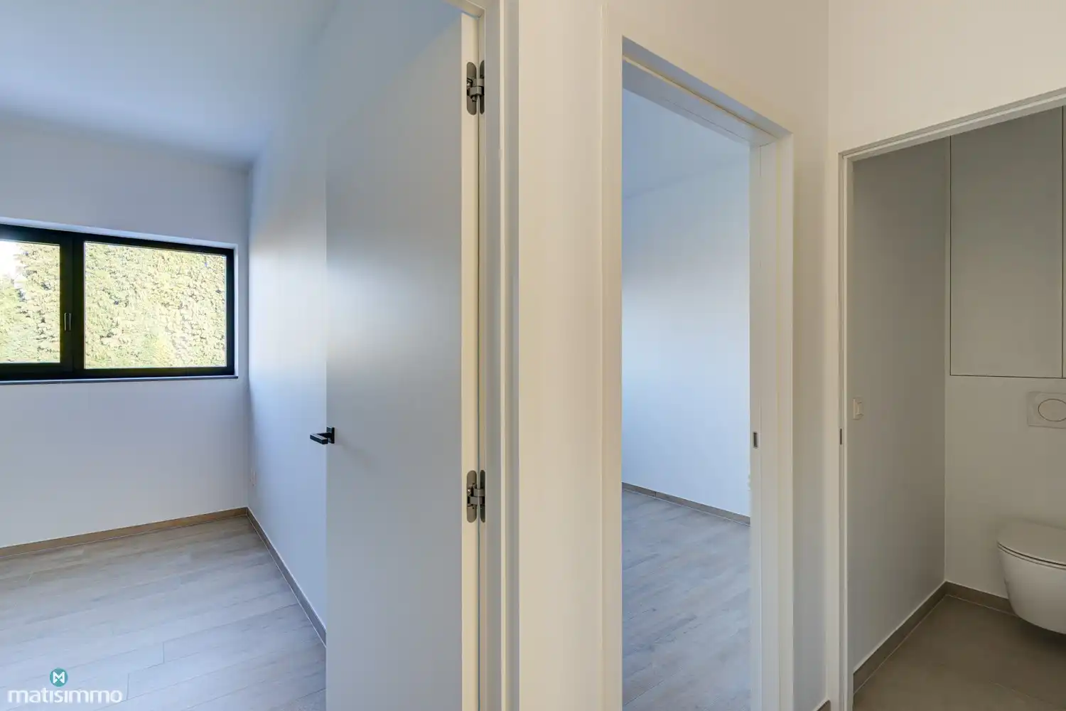 VOLLEDIG AFGEWERKTE EN GESCHILDERDE NIEUWBOUWWONING (EPB E10) MET 3 SLAAPKAMERS, OVERDEKT TERRAS, 2 GARAGES, KELDER EN AANGELEGDE TUIN IN WERM foto 19