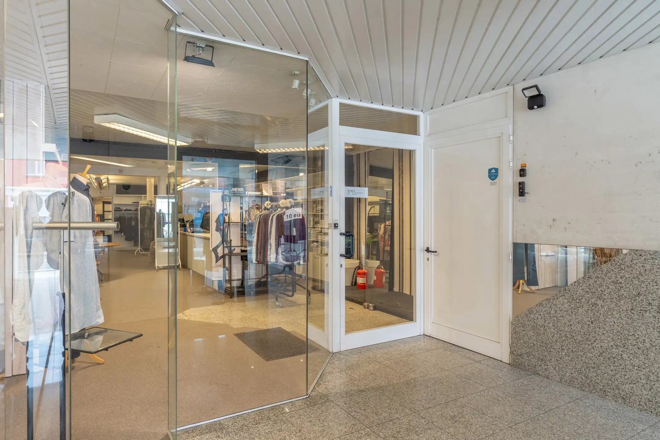 Goed gelegen gelijkvloers handelspand van maar liefst 436m² foto 2