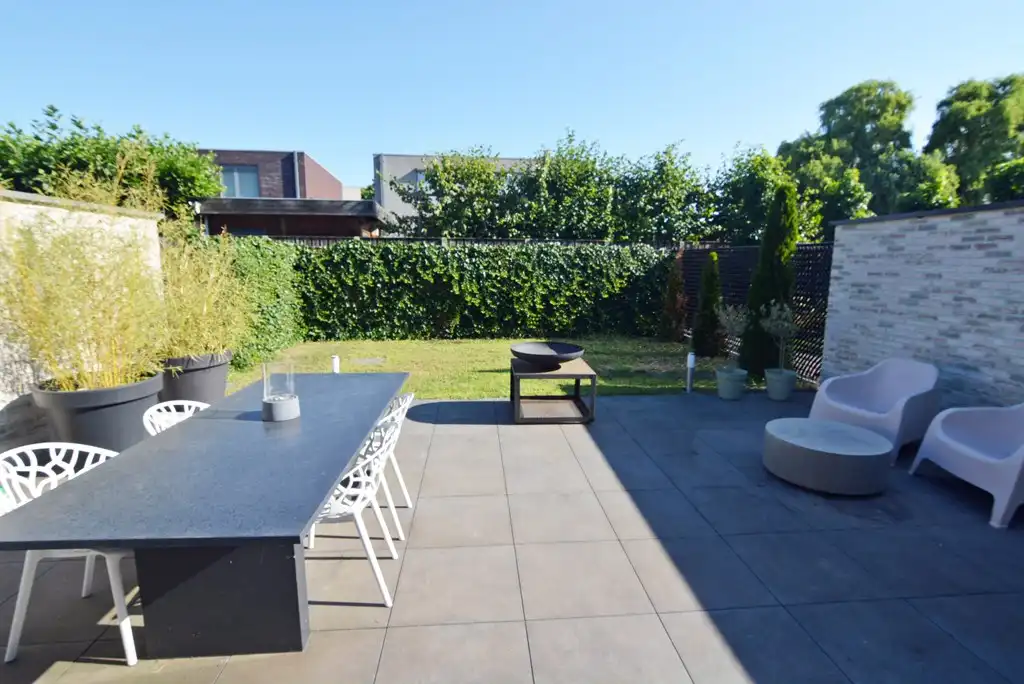 Gelijkvloers appartement met 2 slpk, ruim terras, tuin en 2 autostandplaatsen. foto 16