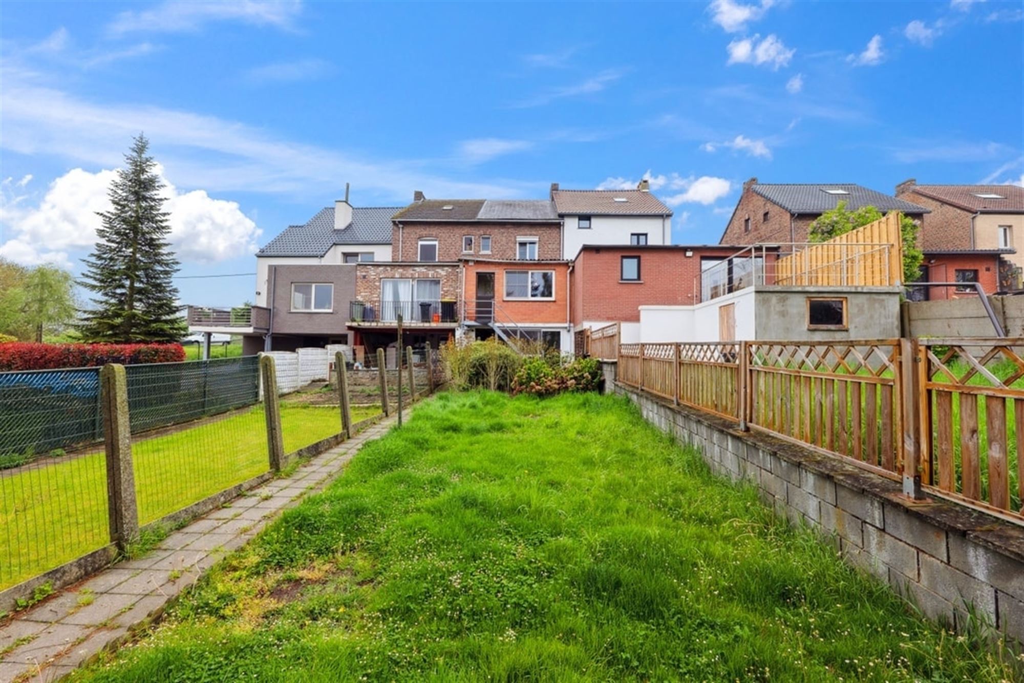 KNUSSE RIJWONING VLAKBIJ HET CENTRUM VAN LANDEN   foto 20