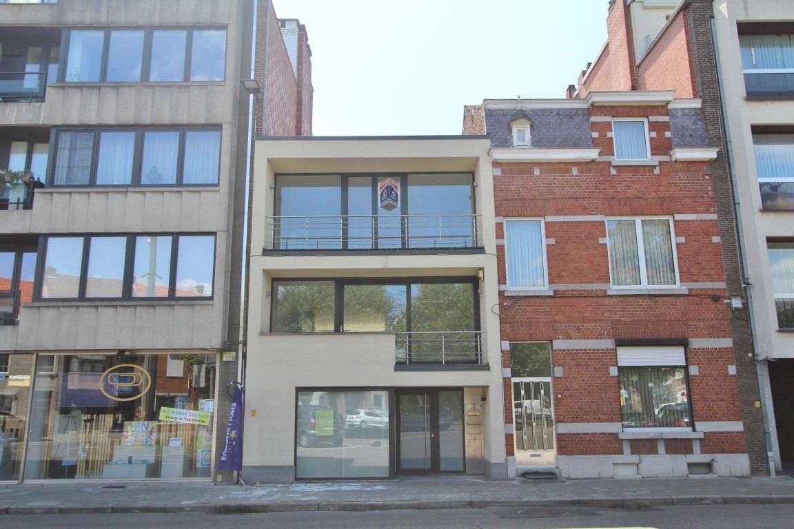 Ruim duplex appartement te huur in het centrum van Sint-Truiden foto {{pictureIndex}}