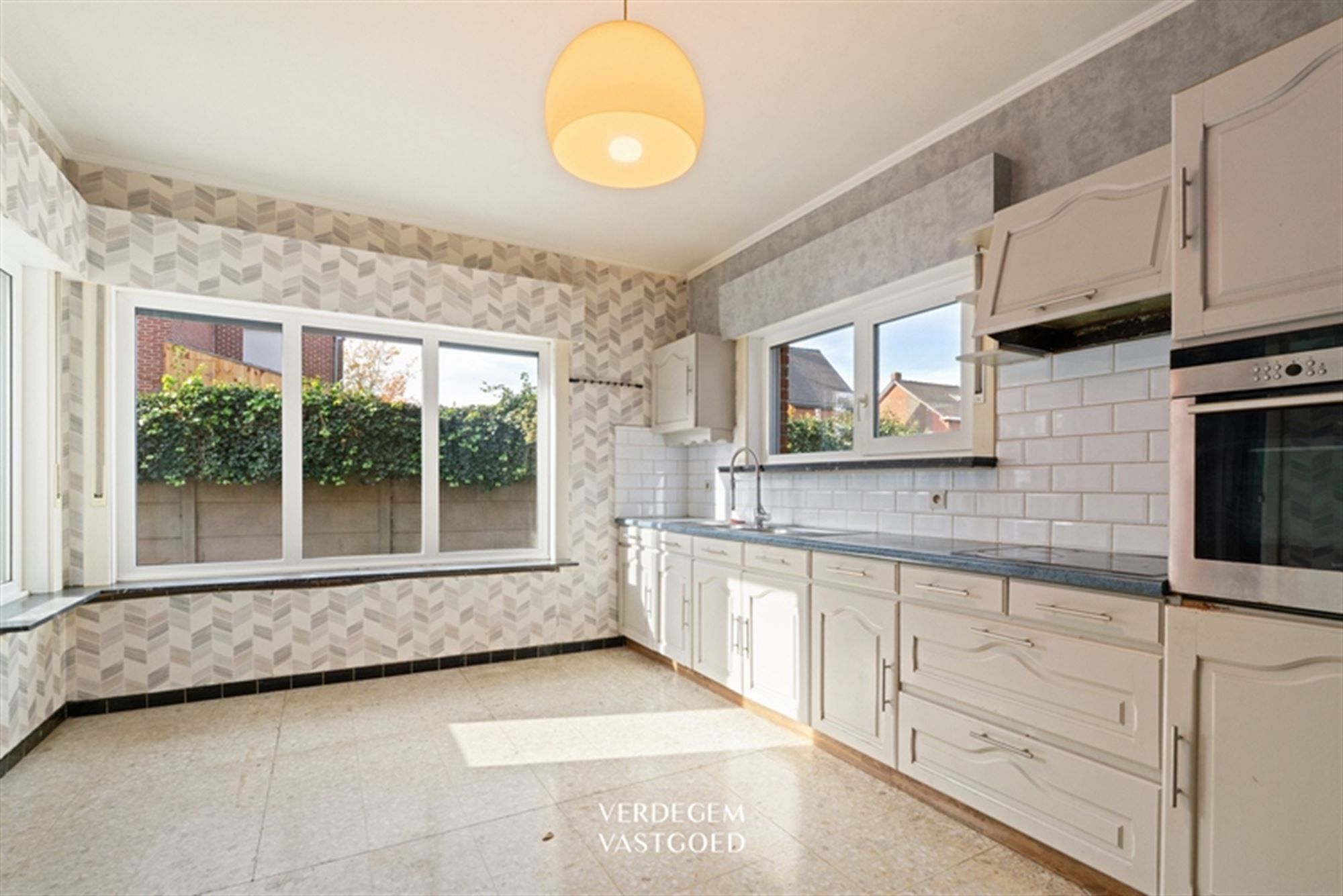 Ruime, op te knappen, woning met 3  slaapkamers, tuin en garage foto 4