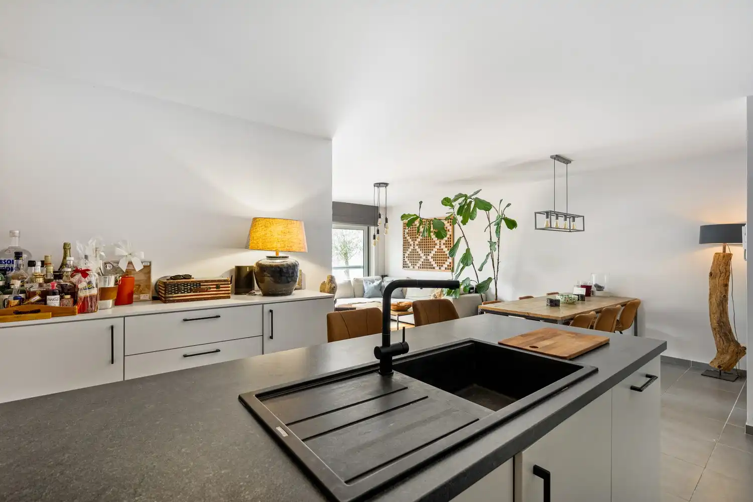 Gelijkvloers energiezuinig app. met 2 slpkrs, terras en royale tuin foto 9