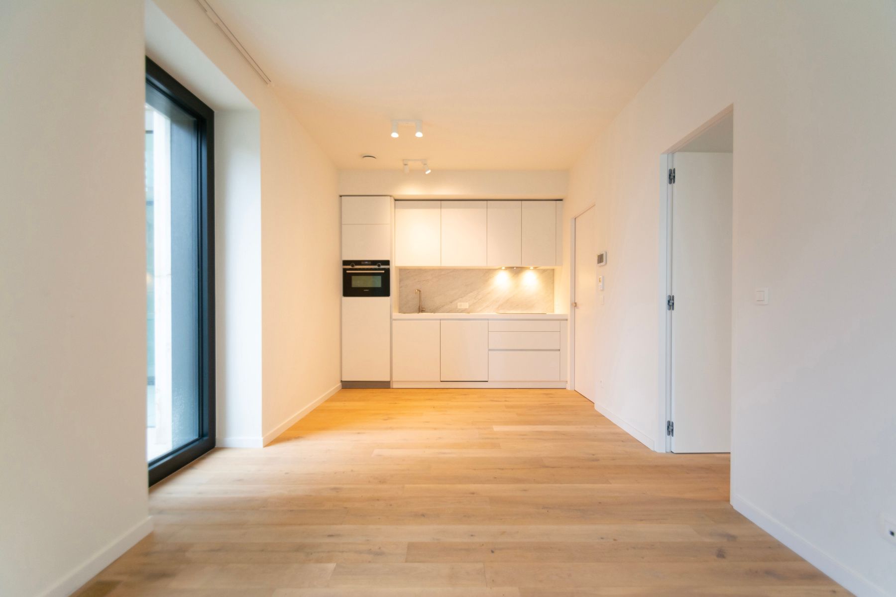 Ruim nieuwbouw ongemeubeld appartement met 1 slaapkamer foto {{pictureIndex}}