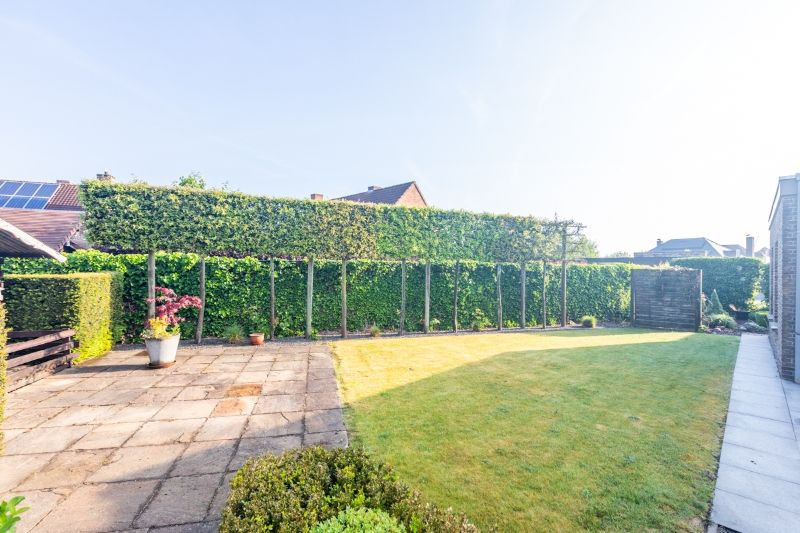 Residentieel gelegen, te moderniseren villa (kant Heule) met 4 slaapkamers, bureau, oprit voor 4 auto's, grote tuin...op 880m² (energielabel D) foto 12