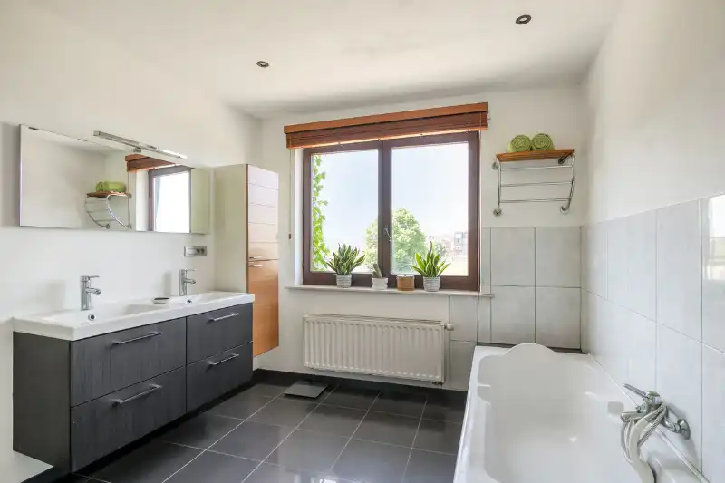 VERZORGDE INSTAPKLARE RIJWONING MET GARAGE EN GEZELLIGE TUIN foto 13