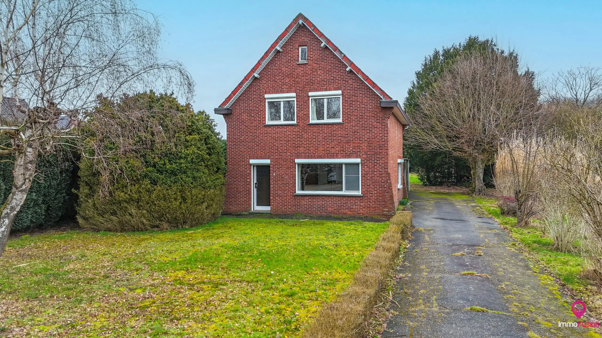 Hoofdfoto van de publicatie: Open bebouwing met 3 slpks op ruim perceel nabij bos!