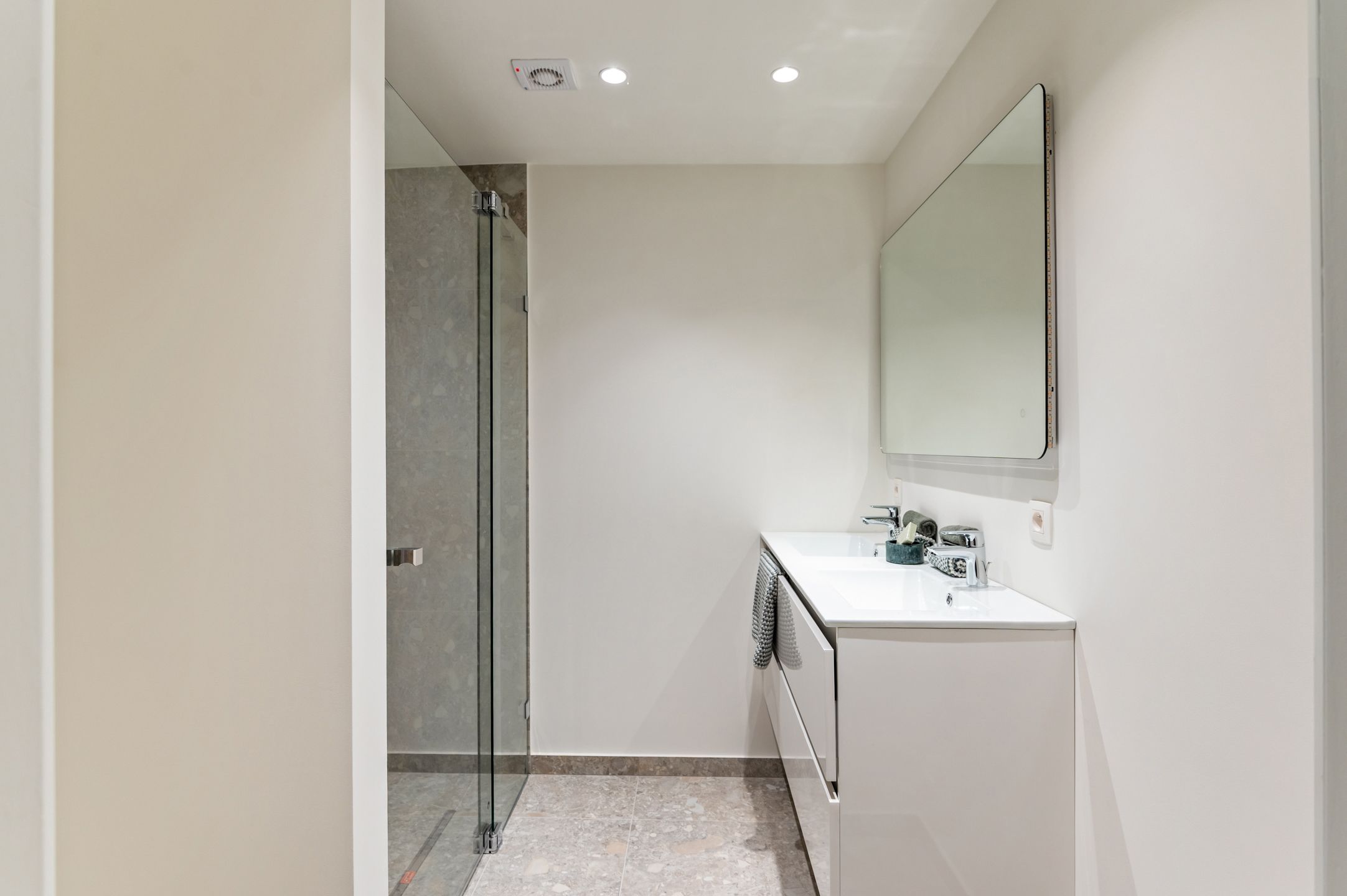 Prachtig gerenoveerde woning (3 slk.) op de Oosterveldwijk foto 12