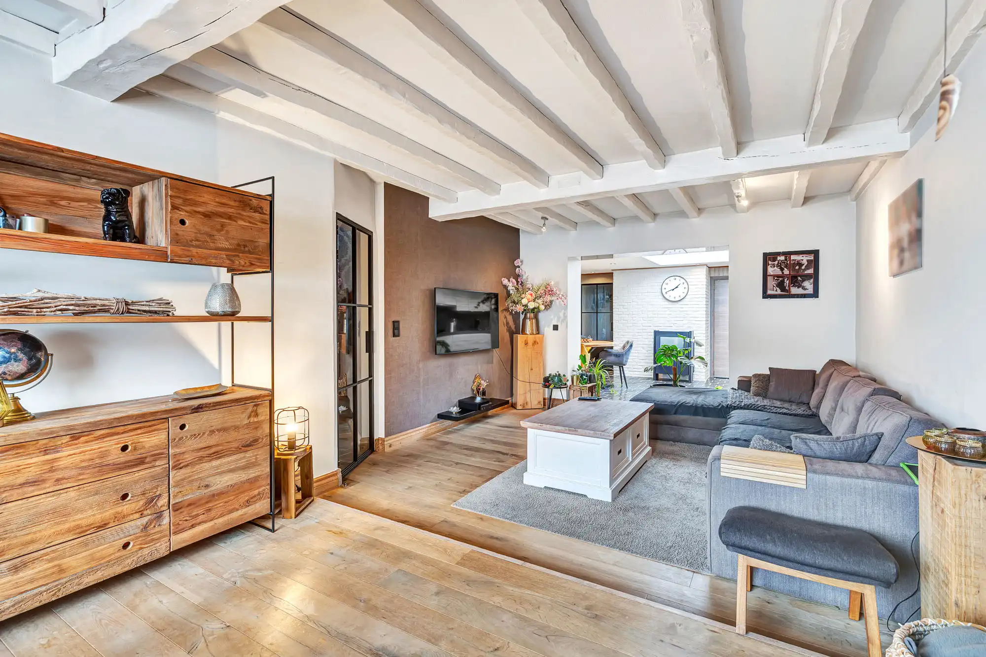 Instapklare gezinswoning met achteruitweg en garage foto 4