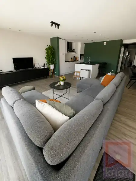 Volledig instapklaar gelijkvloers appartement met 2 slaapkamers, ruime tuin én garagebox foto 3