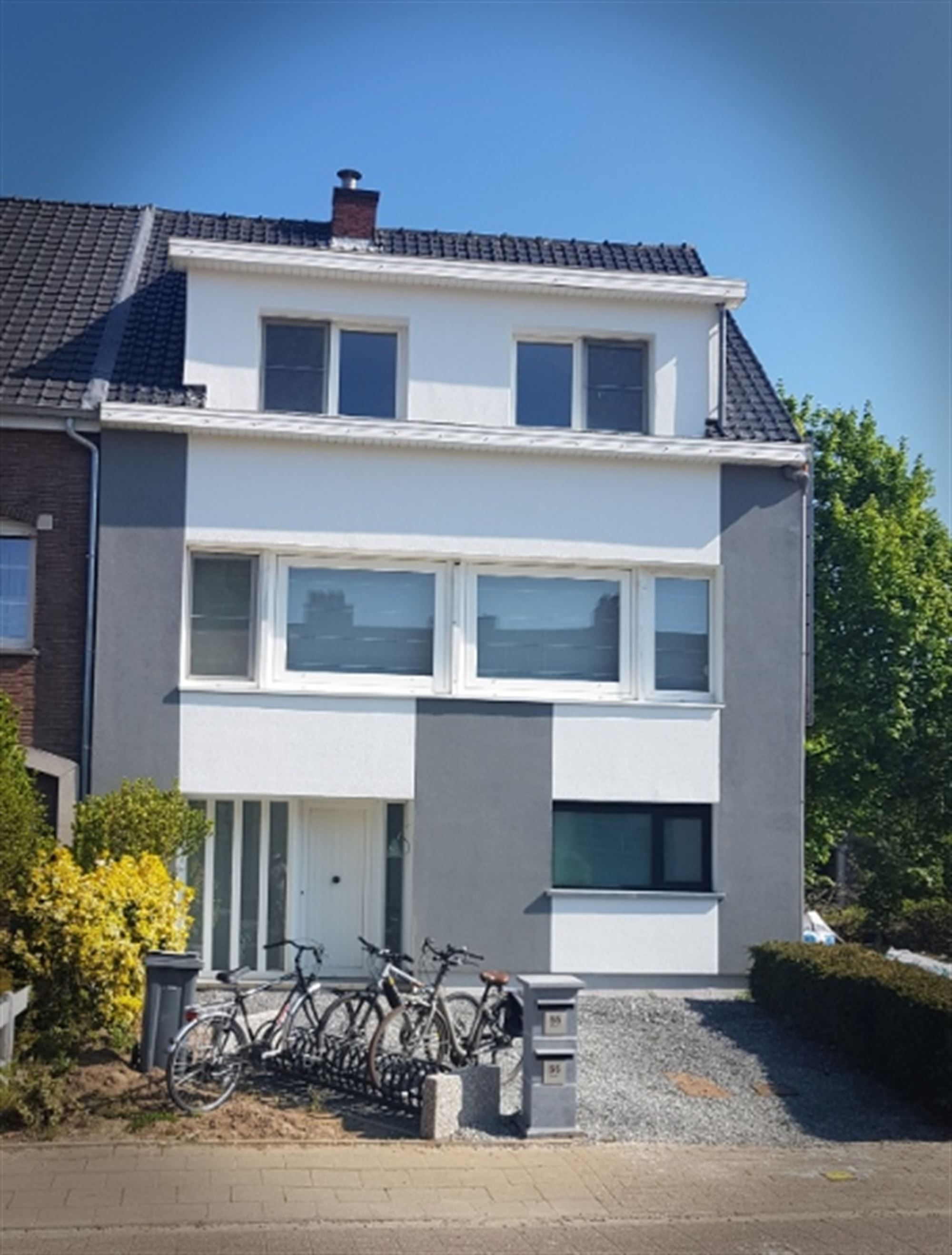 Prachtig gerenoveerd gelijkvloers appartement met 2 slaapkamers foto 1