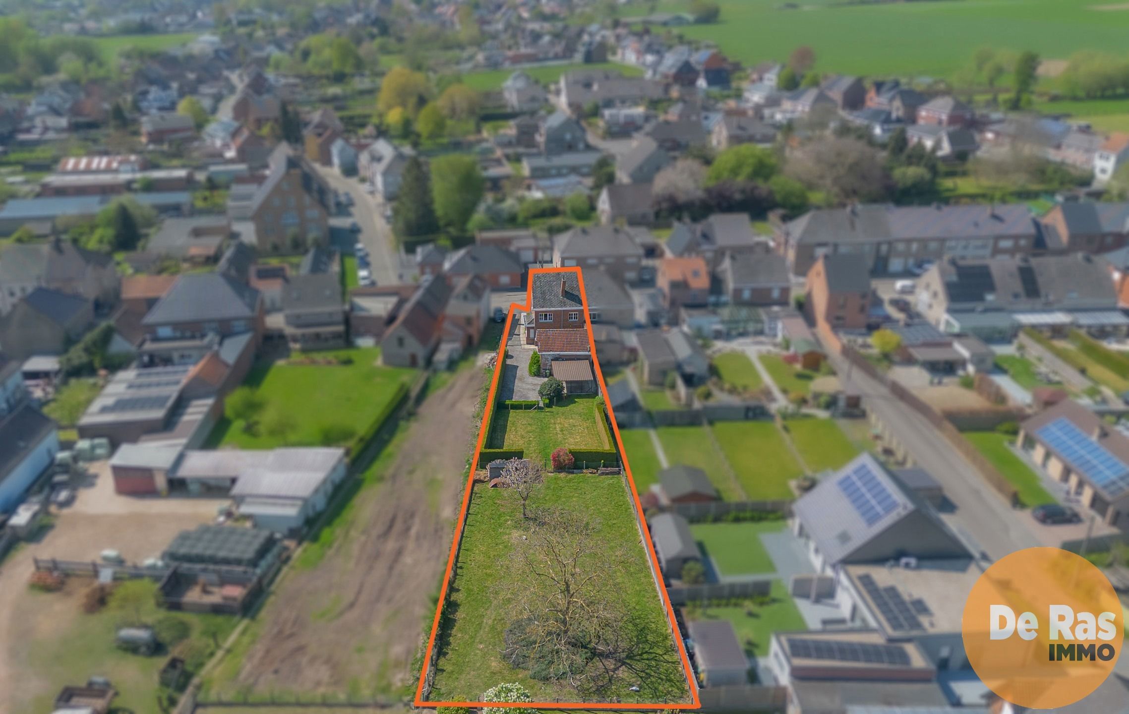 HILLEGEM - Solide halfopen bebouwing op een mooi perceel foto 3