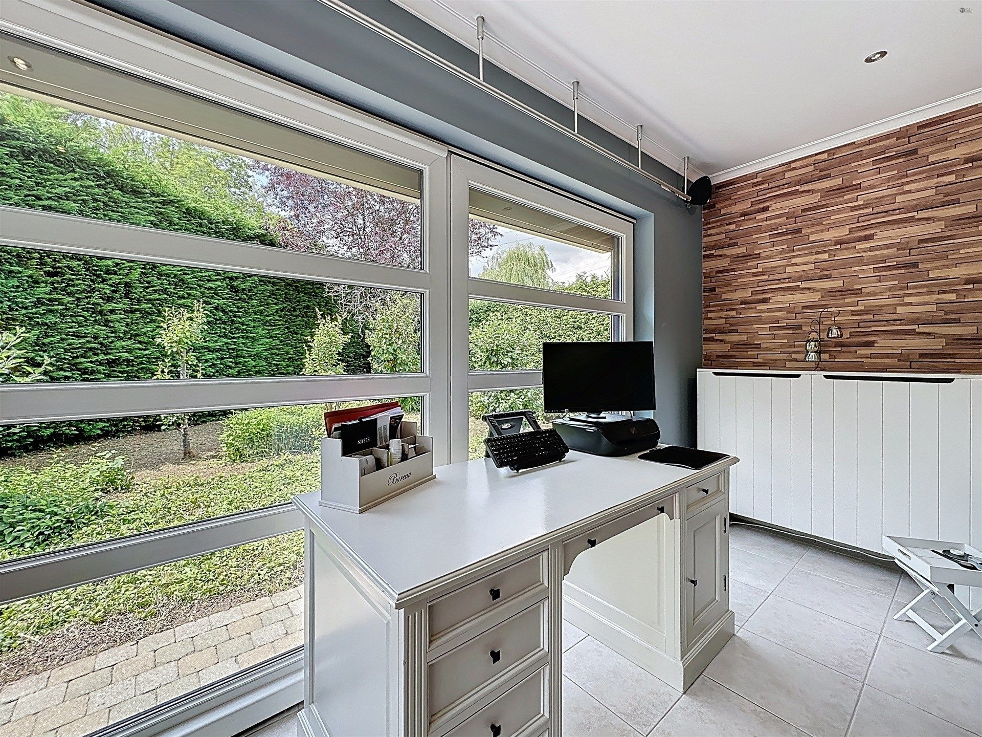 Moderne energiezuinig bungalow met garage op gunstige locatie! foto 8