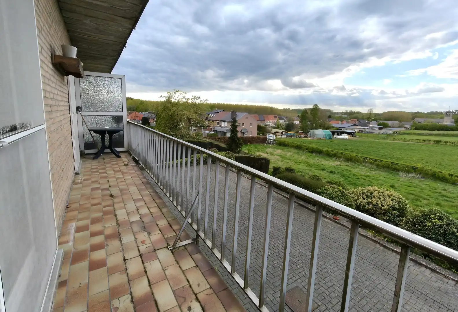 GELIJKVLOERS APPARTEMENT MET GARAGE foto 9