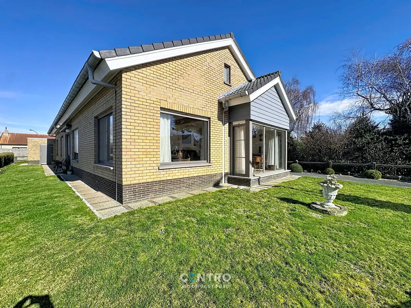 Interessant gelegen villa te Uitkerke met 3 slpks én 2 garages! foto 16