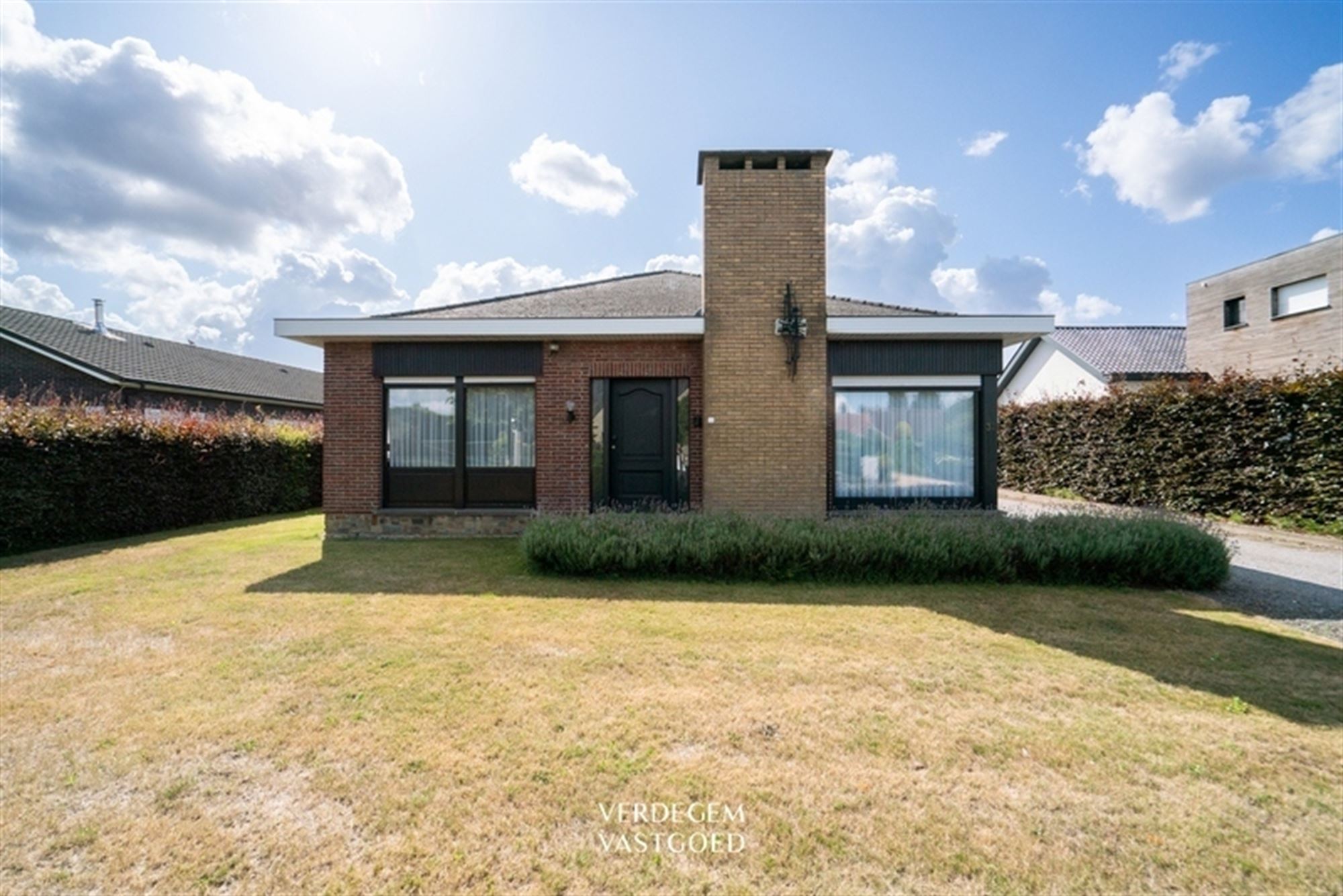 Te renoveren bungalow met magazijn op terrein van 1.826m² foto 3