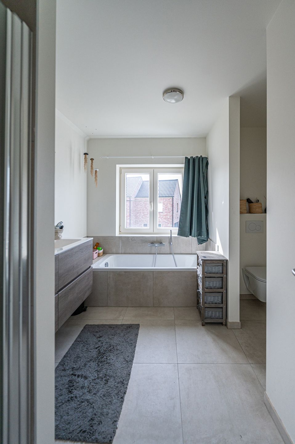 Moderne gezinswoning met terras en tuin foto 11