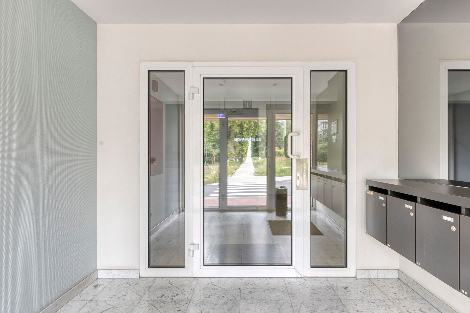 Licht en ruimte in dit appartement met tuin, inpandige garage en lift foto 16