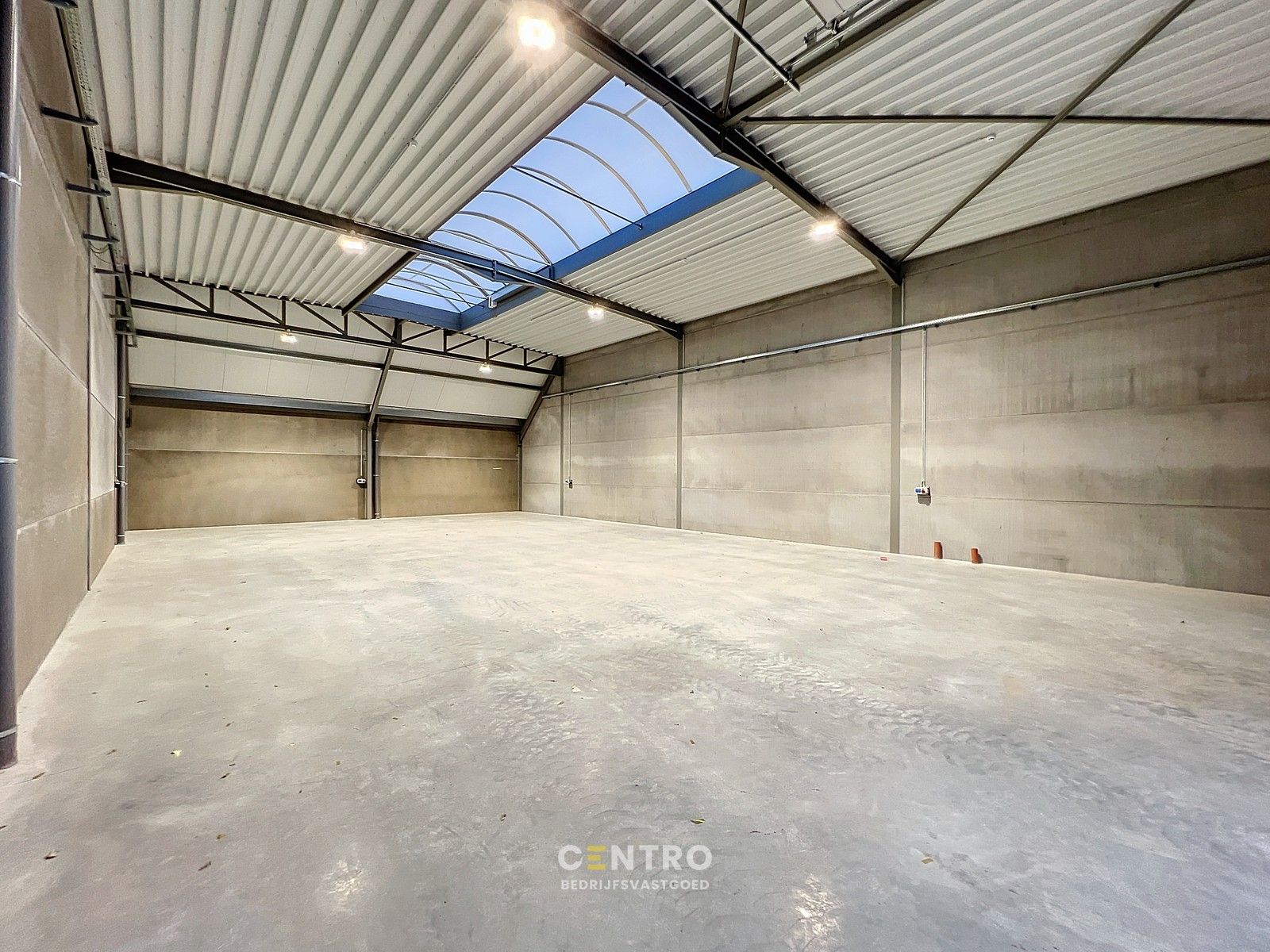 Kwalitatief en goed geïsoleerd NB MAGAZIJN (260m²), voorzien van elektrische sectionaalpoort, deur, raam (voor kantoor) en 2 private parkeerplaatsen op industriezone te Waregem. foto 3