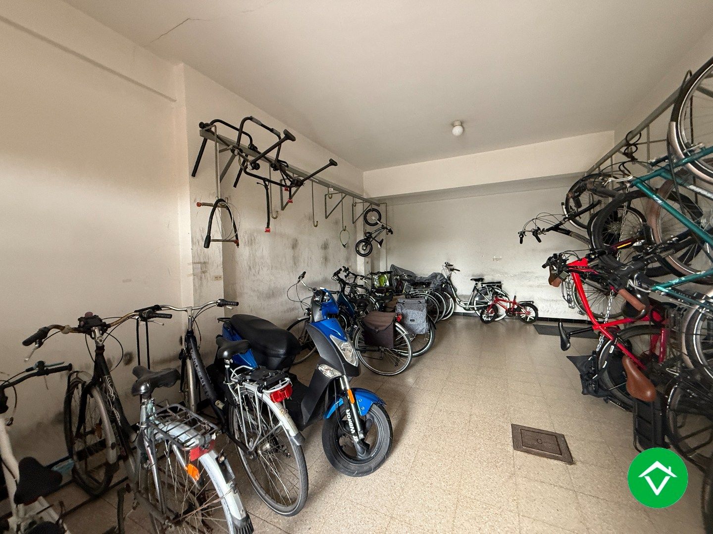 Appartement met twee slaapkamers, terras en autostaanplaats te Roeselare foto 18