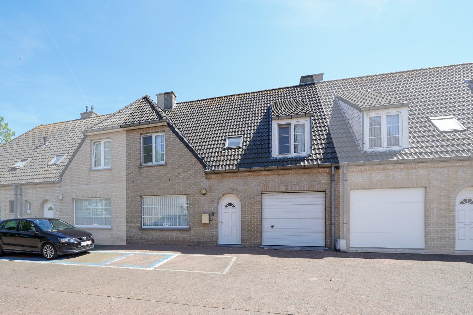  Instapklare woning met garage en zonnige tuin in Oostende (Konterdam) foto {{pictureIndex}}