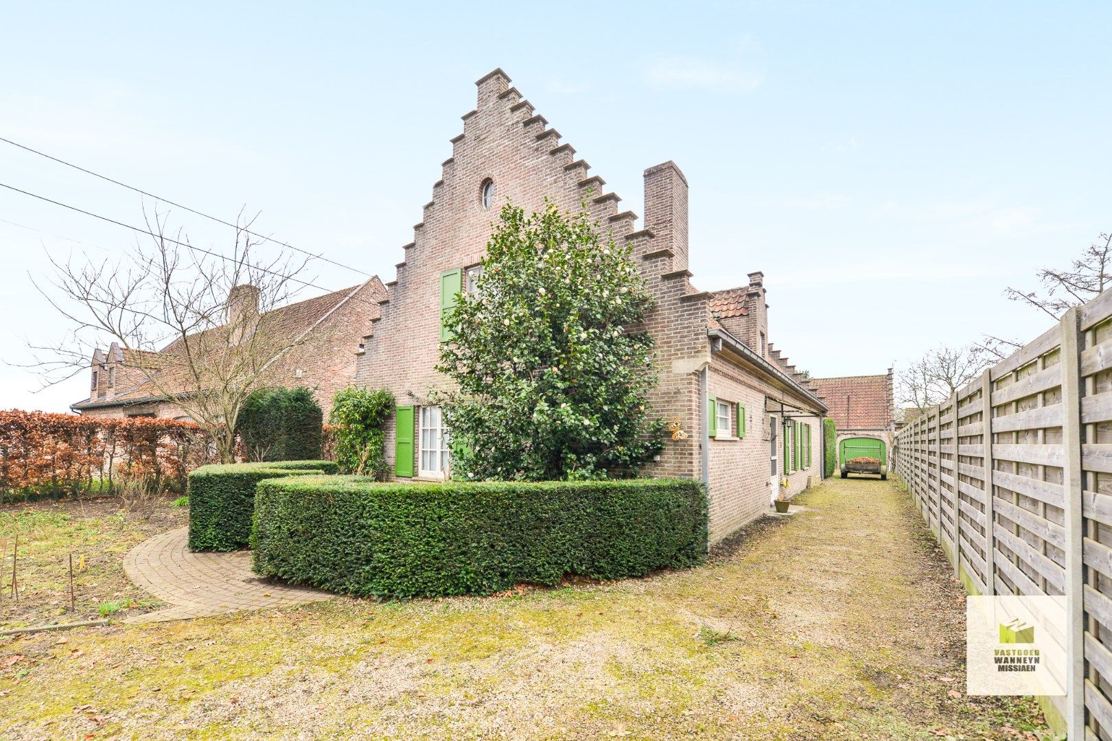 Hoofdfoto van de publicatie: Unieke vrijstaande woning aan de bosrand met 2 slaapkamers en dubbele garage